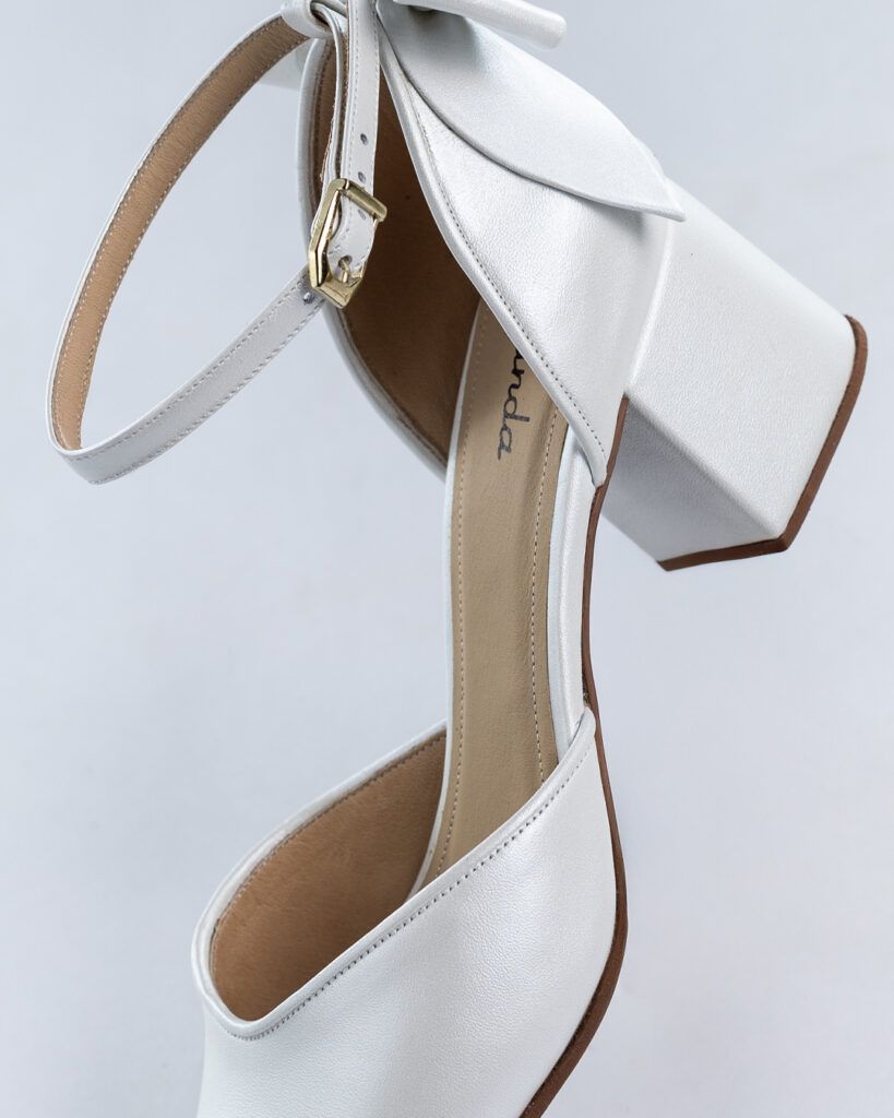 stiletto-blanco-moño-detalle-pulsera