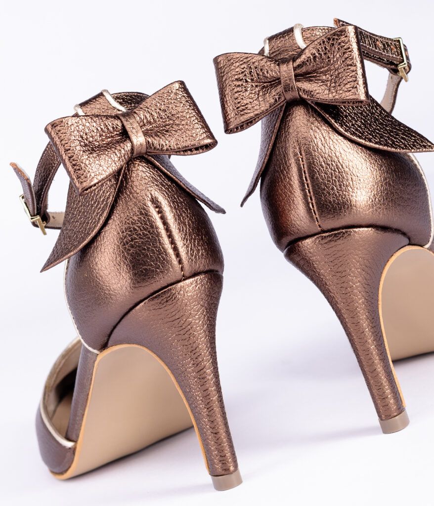 stiletto-bronce-detalle-moño