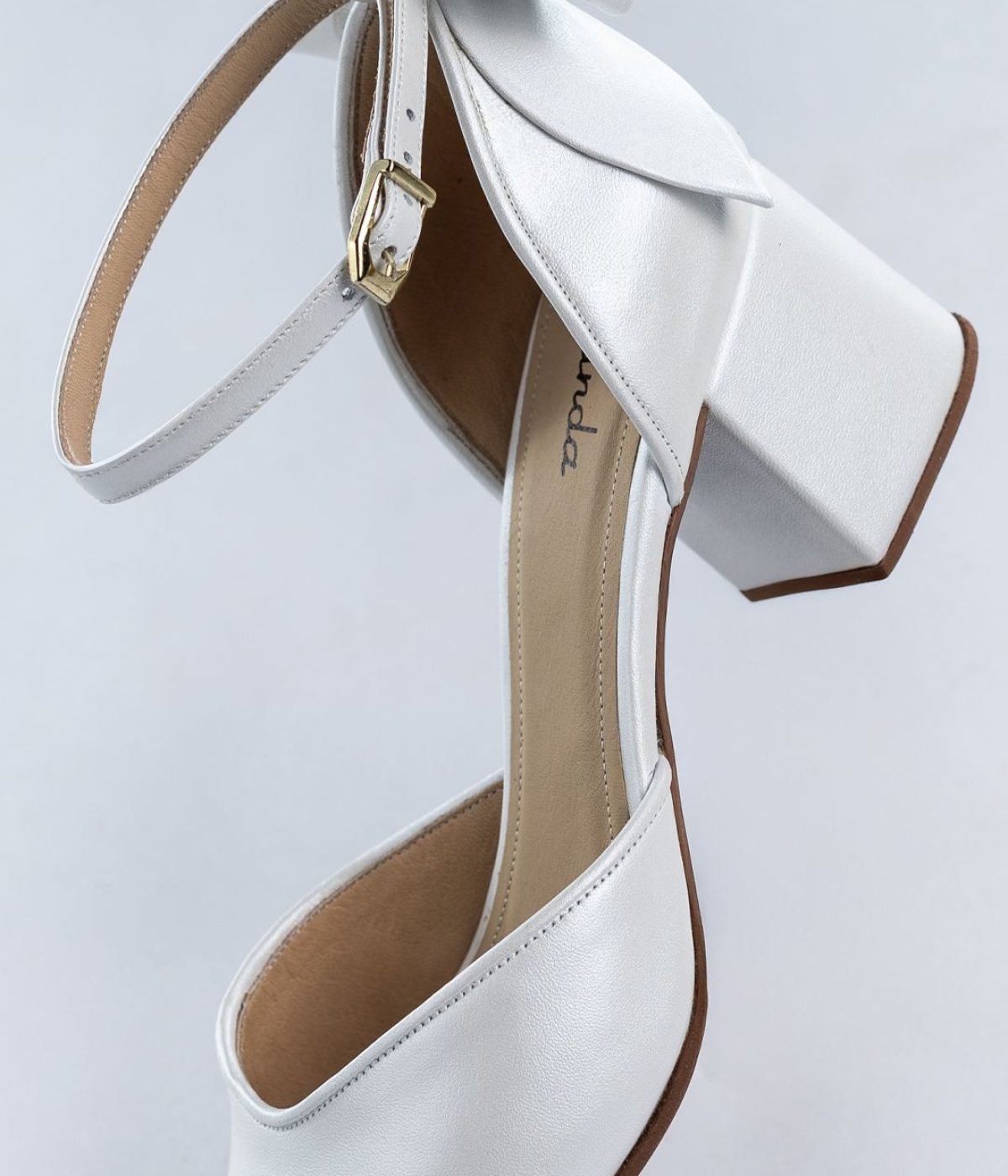 stiletto-blanco-moño-detalle-pulsera